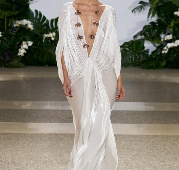 GENNY NEVER FAILS TO DAZZLE GLAMOROUS