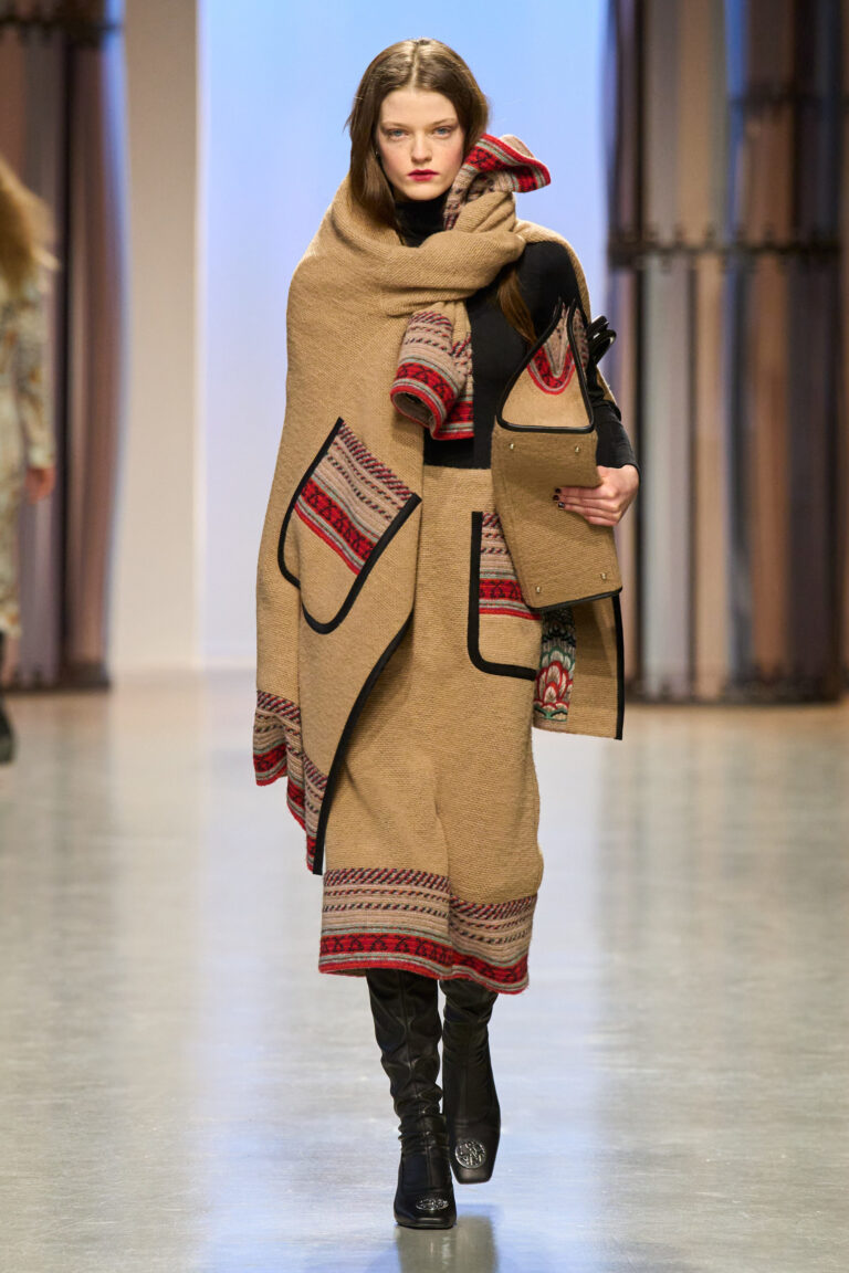 LEONARD PARIS LA ESCAPADA