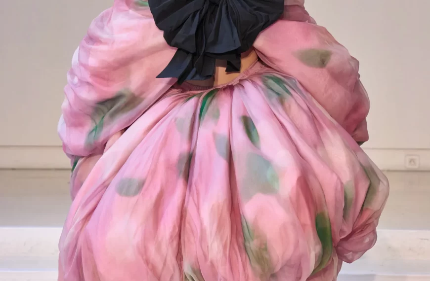 CAROLINE Hú ROMANCE AND REALITY