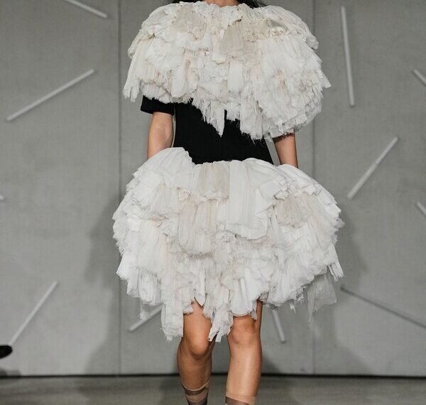 REVERIE BY CAROLINE Hú