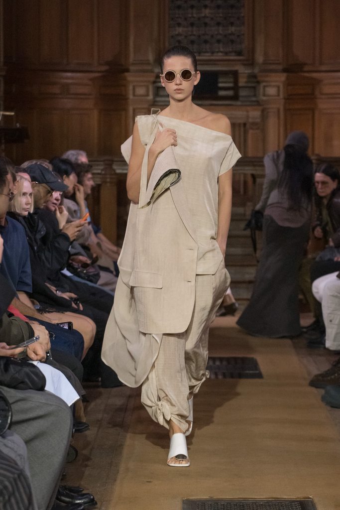 Model on the runway at the Uma Wang fashion show in Paris, Spring Summer 2027 Ready To Wear Fashion Week, Runway Look #009