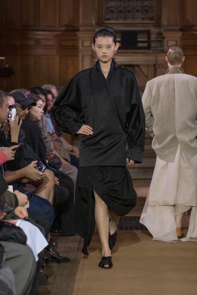 Model on the runway at the Uma Wang fashion show in Paris, Spring Summer 2027 Ready To Wear Fashion Week, Runway Look #016
