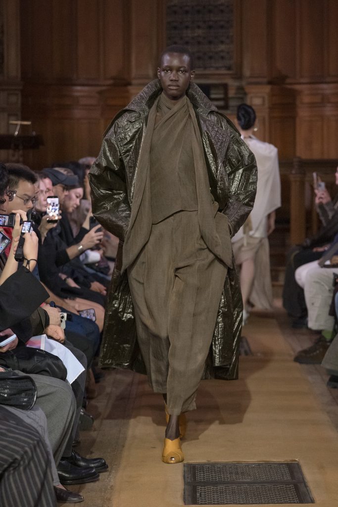 Model on the runway at the Uma Wang fashion show in Paris, Spring Summer 2027 Ready To Wear Fashion Week, Runway Look #027