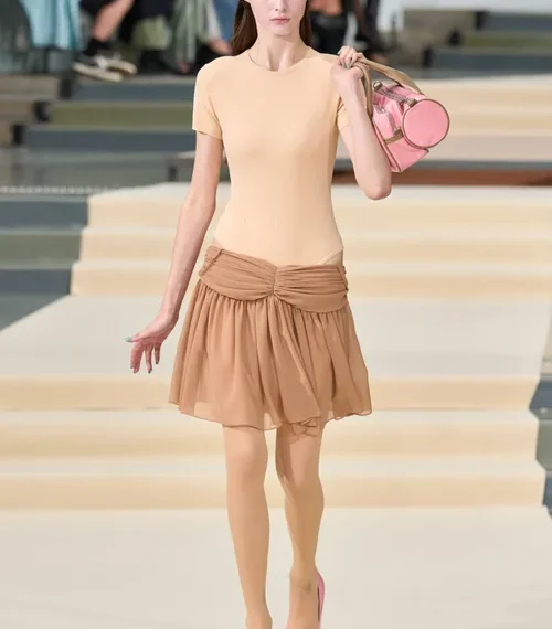 JULIE KEGELS: THE PHYSICS OF FASHION